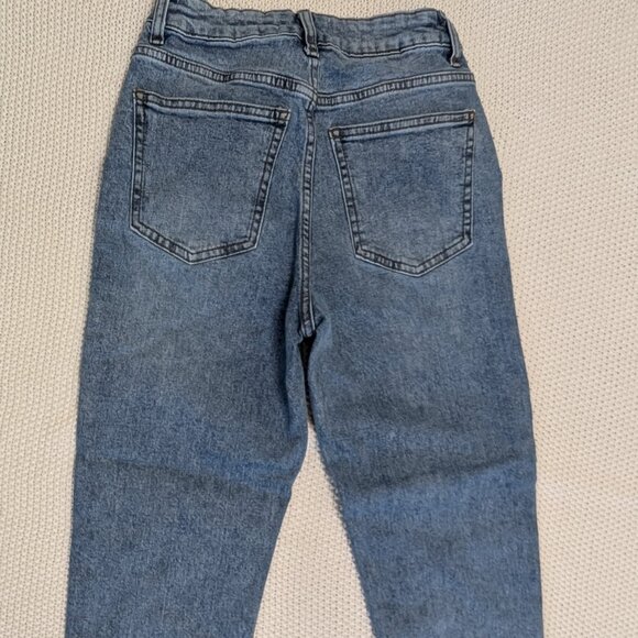 Cotton On Women's Petite Stretch High Rise Light Wash Mom Jean. Size 4 - Picture 5 of 5